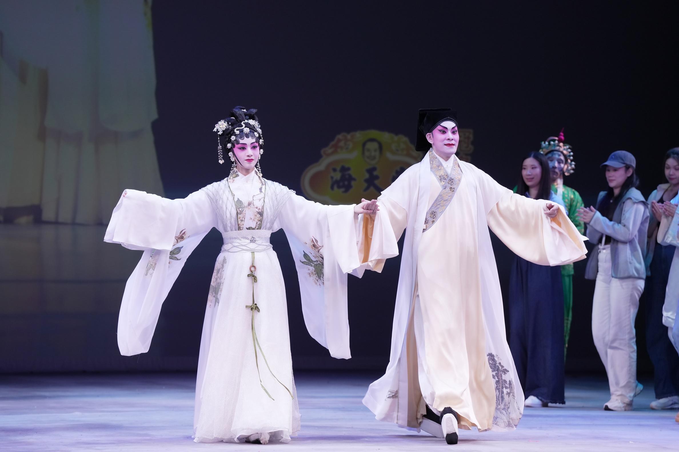 梁兆明、梁非同演繹《白蛇許仙情越千年》備受讚賞。