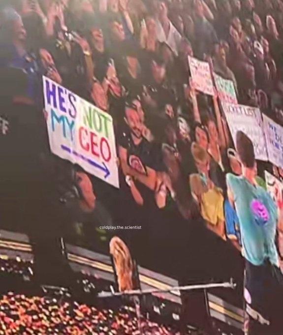 Coldplay主音Chris Martin:未化妝的快去化 Kiss Cam掃觀眾前隱晦提醒防「捉姦」(有片)