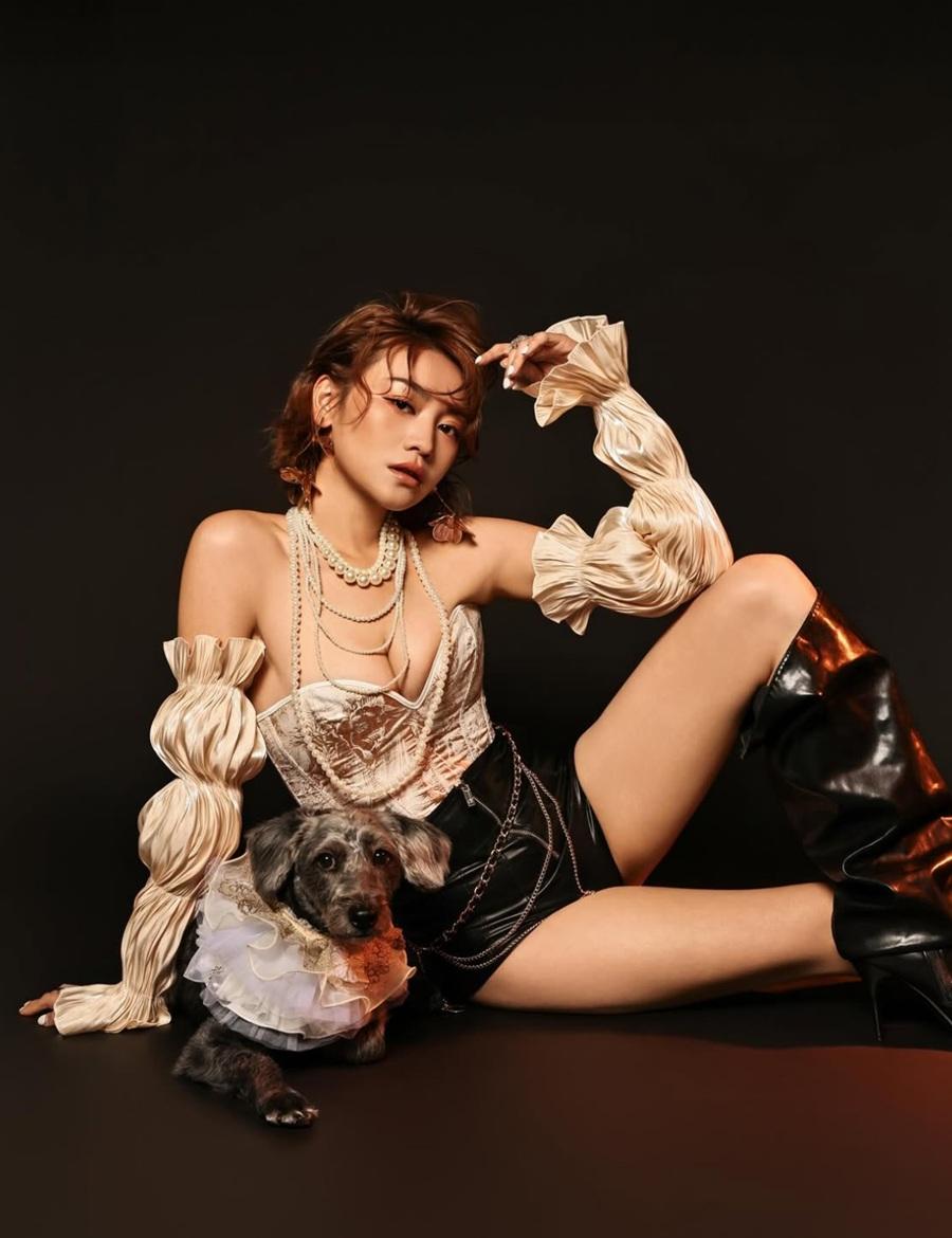 女神配對計劃|關嘉敏穿馬甲皮褲與愛犬合照 網民激讚「真.女神」