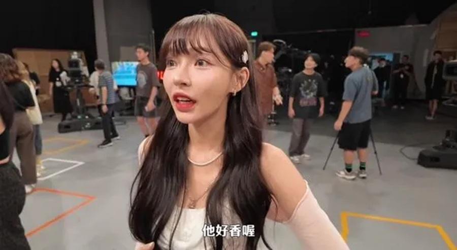 林襄在自己的YouTube頻道記錄與三上悠亞拍攝綜藝,並讚嘆她很香。