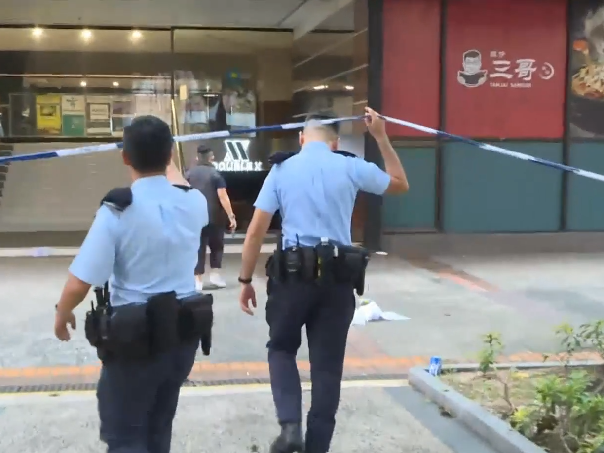 尖沙咀加連威老道十多人持刀毆鬥,一男子手臂中刀送院。(有線新聞截圖)