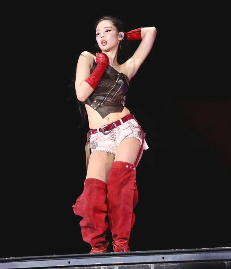 Rose@BLACKPINK送花超窩心 Jennie甩鞋好忟憎