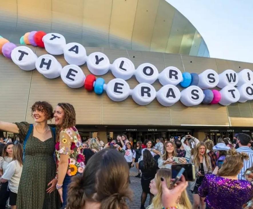Caesars Superdome場館外牆掛上Taylor的140英尺長的吹氣友誼手鍊。