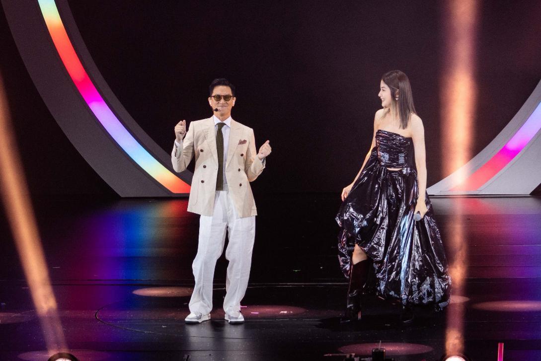 Kelly邀影帝張家輝驚喜登台,兩人合唱經典歌曲《眼睛想旅行》!