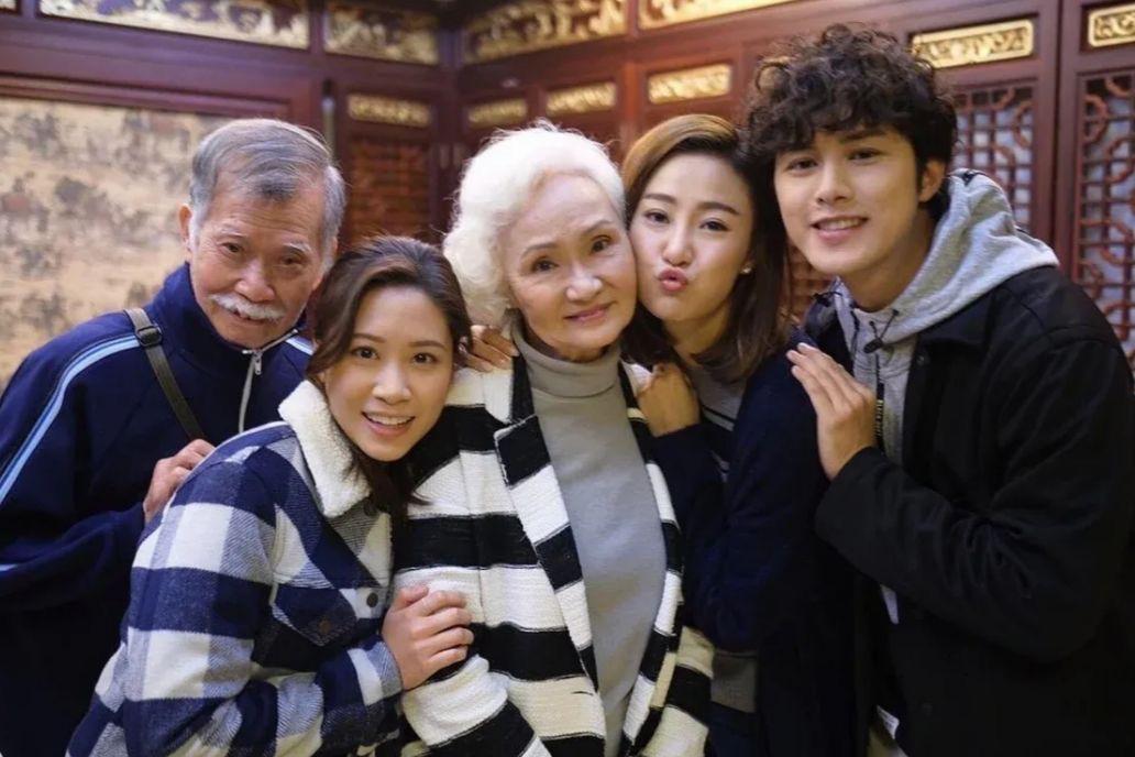 唐佳與雪妮結婚已逾50載,是圈中恩愛夫妻,出入都形影不離。