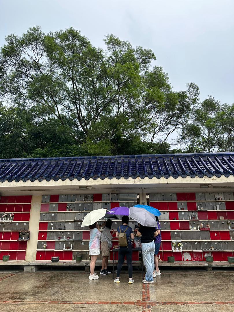 今日「梅艷芳國際歌迷會」大批歌迷冒著紅雨拜祭偶像。