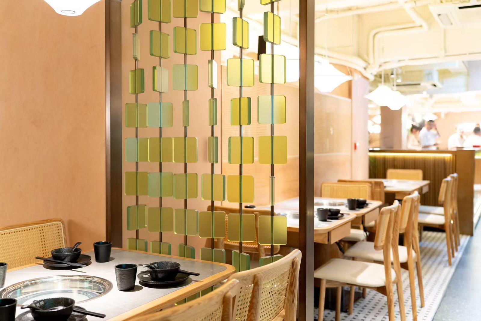 鳳園雞煲火鍋樓高三層,以木系風格為主調。