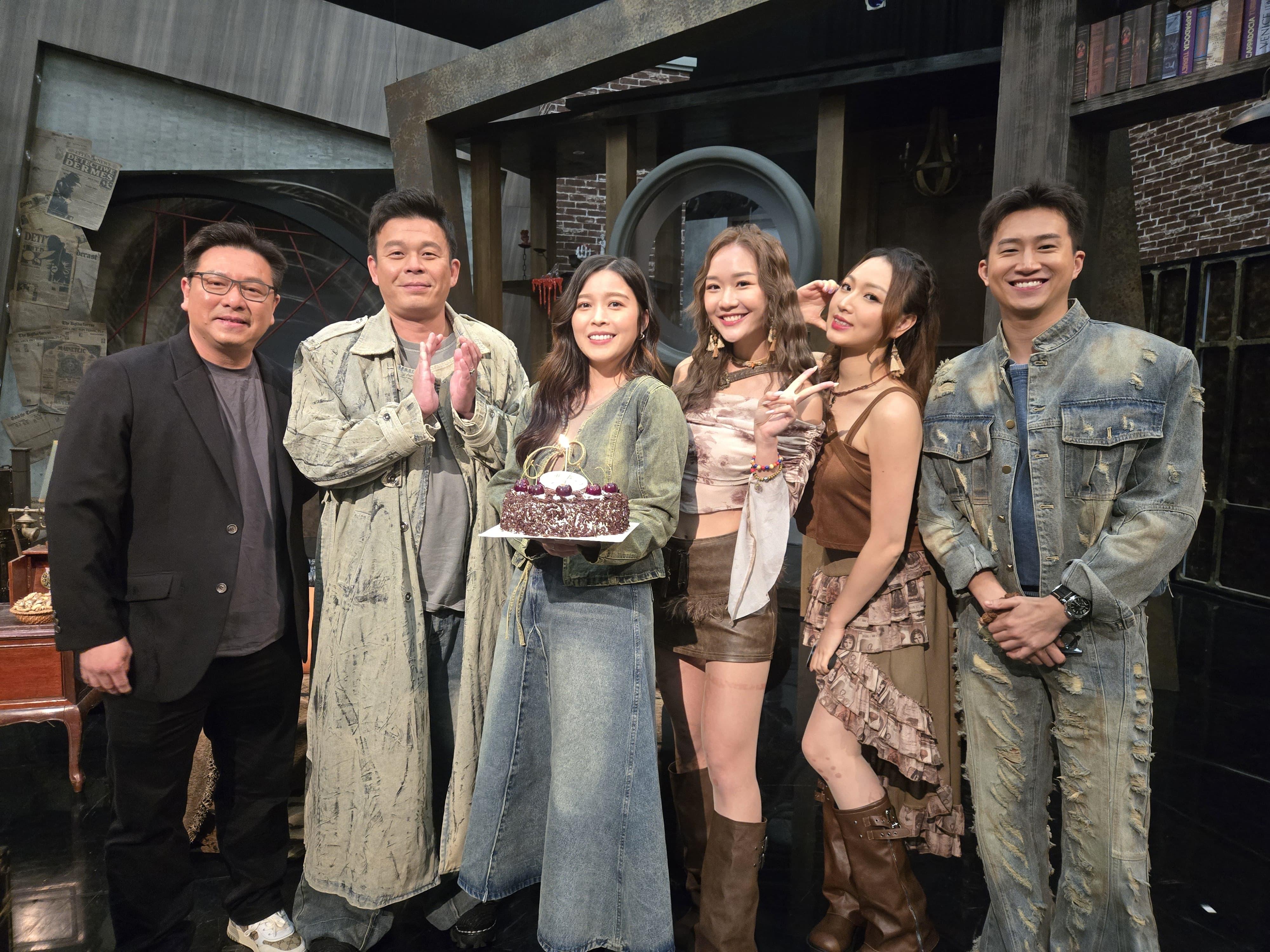 客席谷主賴慰玲生日,台前幕後工作人員為她慶祝。