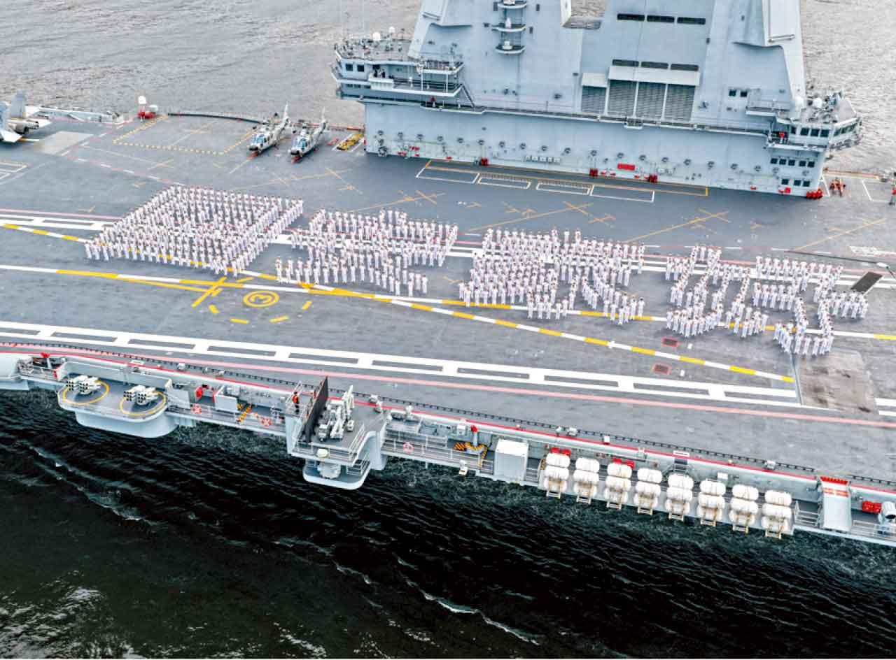 700多名海軍官兵排列出「國安家好」四個大字。(新華社)