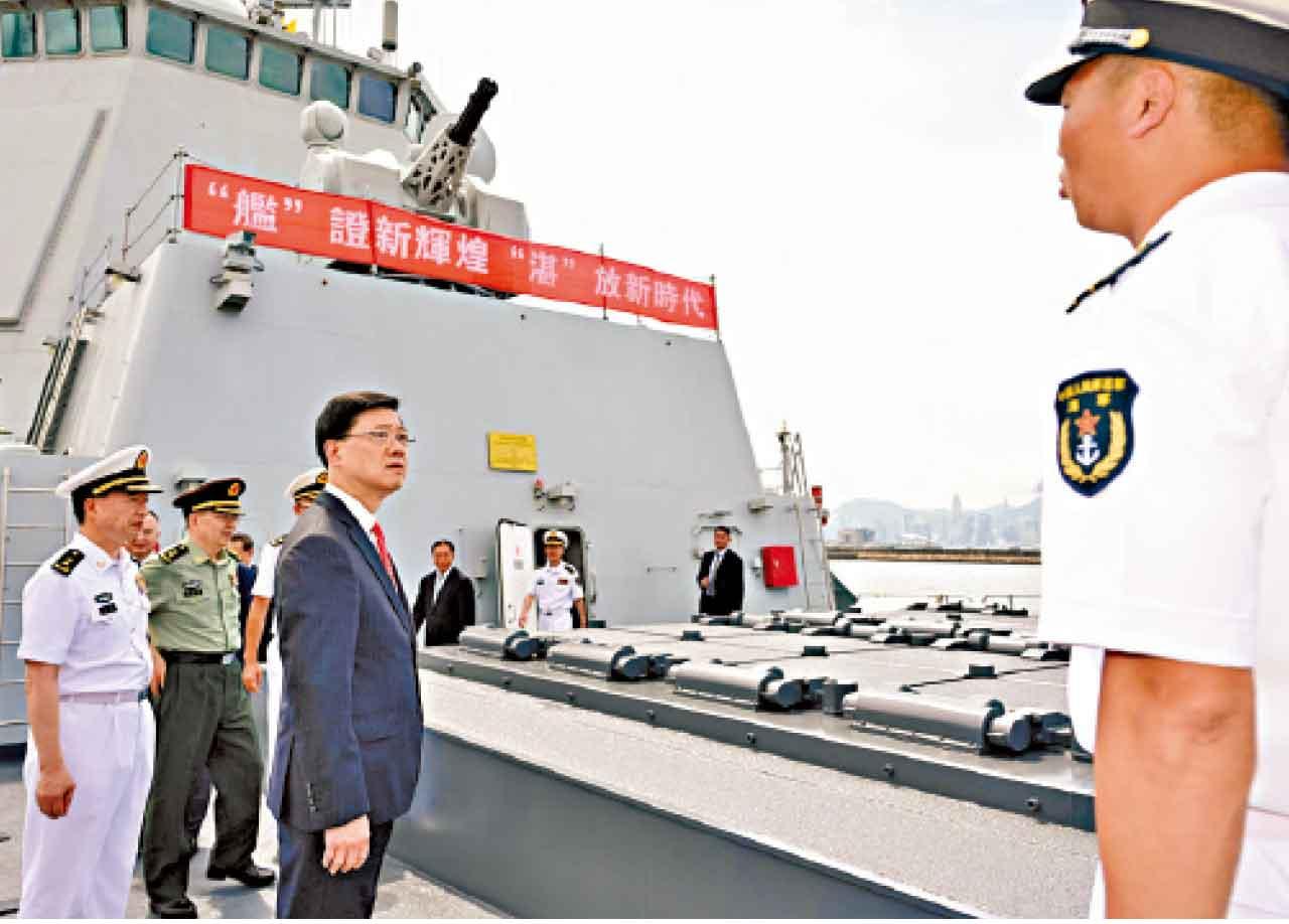 李家超登上導彈驅逐艦湛江艦參觀。(政府新聞處)