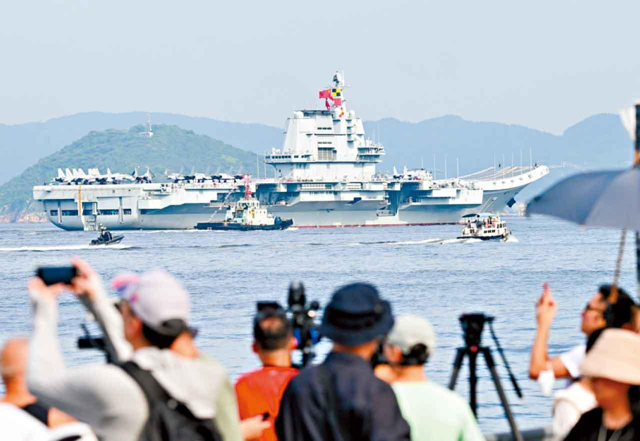 市民軍事迷見證軍艦訪港。(新華社)