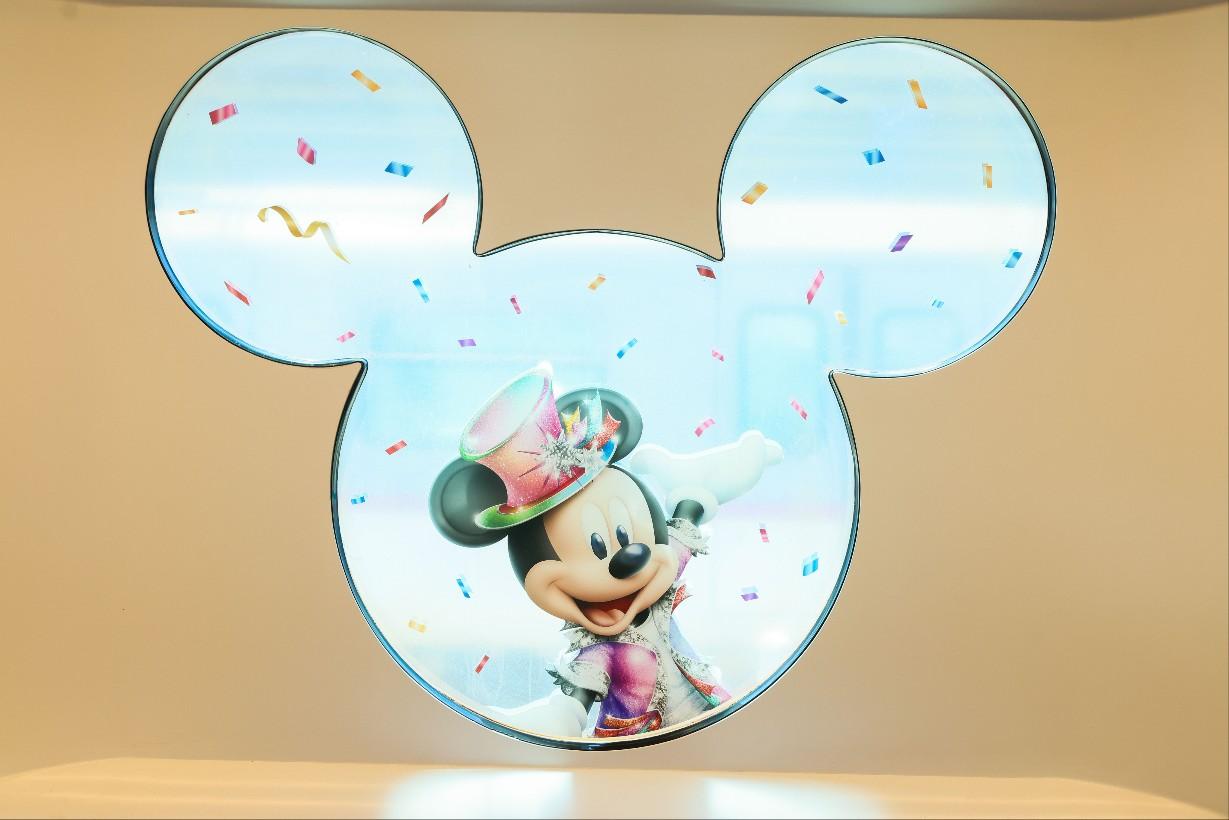 在地下鐵邂逅他——米奇和迪士尼公主