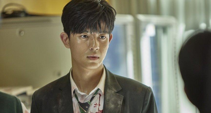 型男朴所羅門飾演身手敏捷的李秀赫成功彈起。