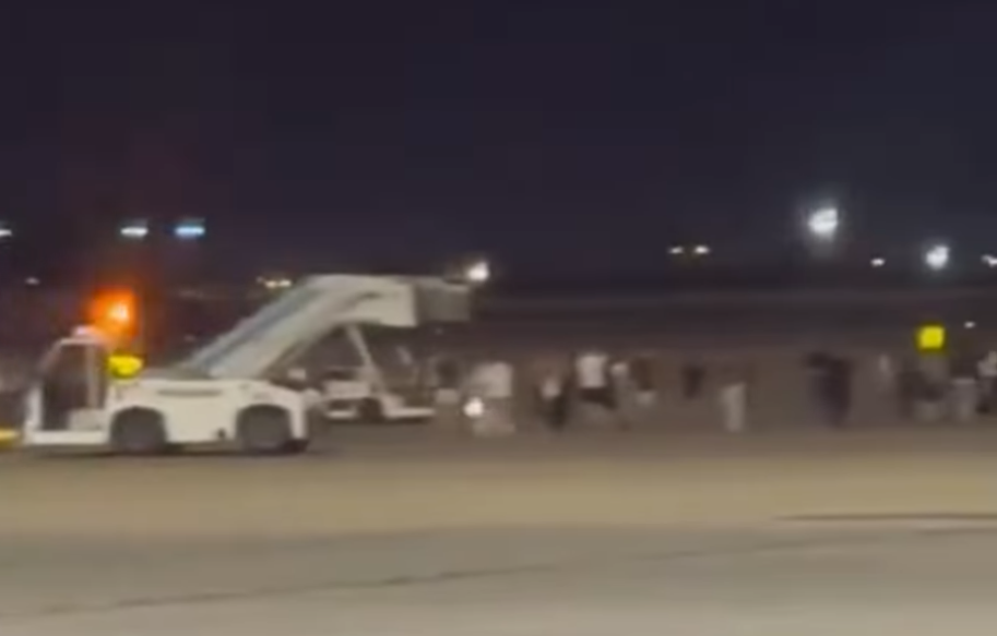 瑞安航空起火警報誤鳴 乘客機翼跳下18傷部分人骨折(有片)