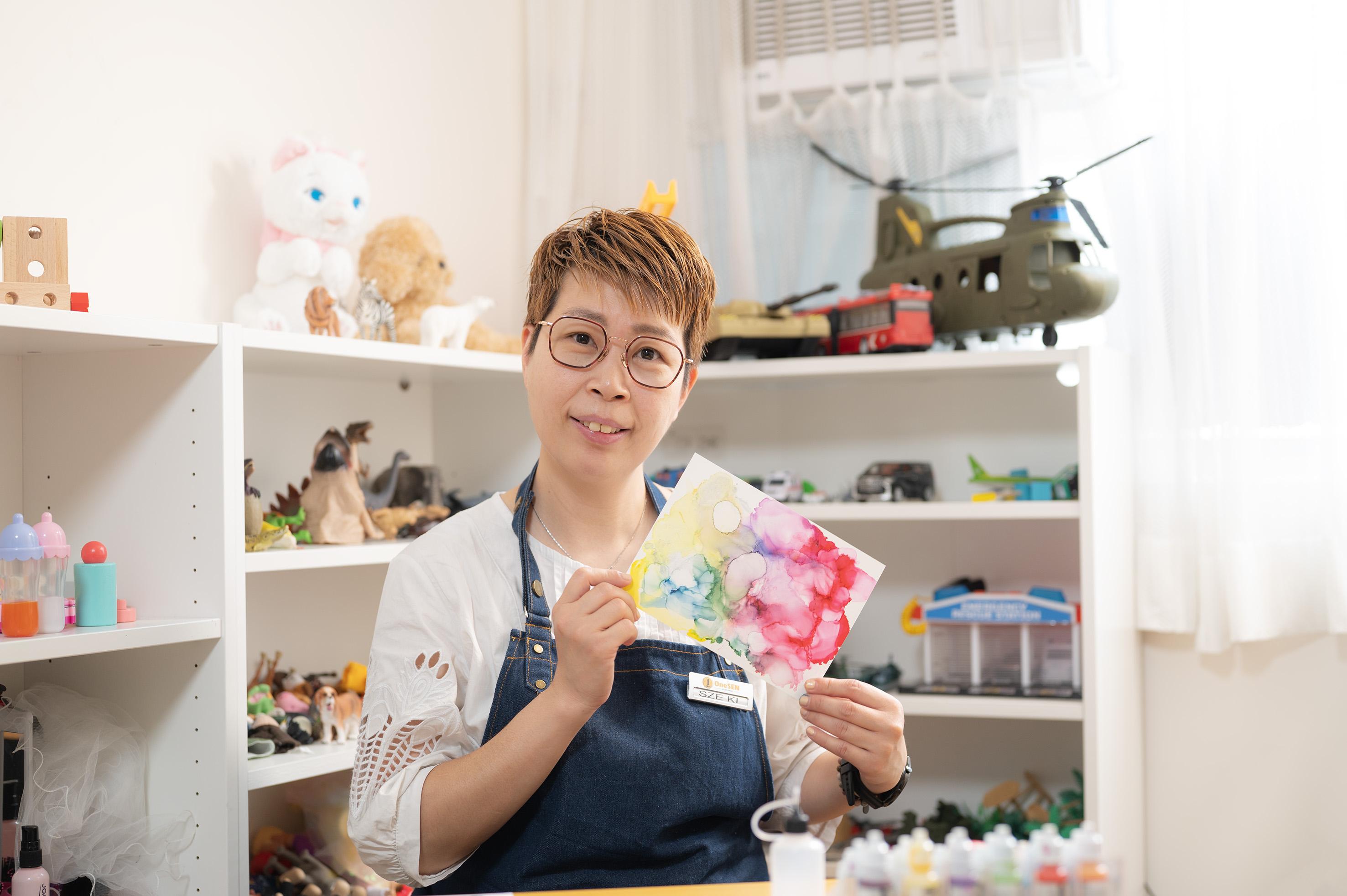 酒精墨水畫及遊戲治療助SEN學生及家人緩解壓力,重拾勇氣面對不友善對待