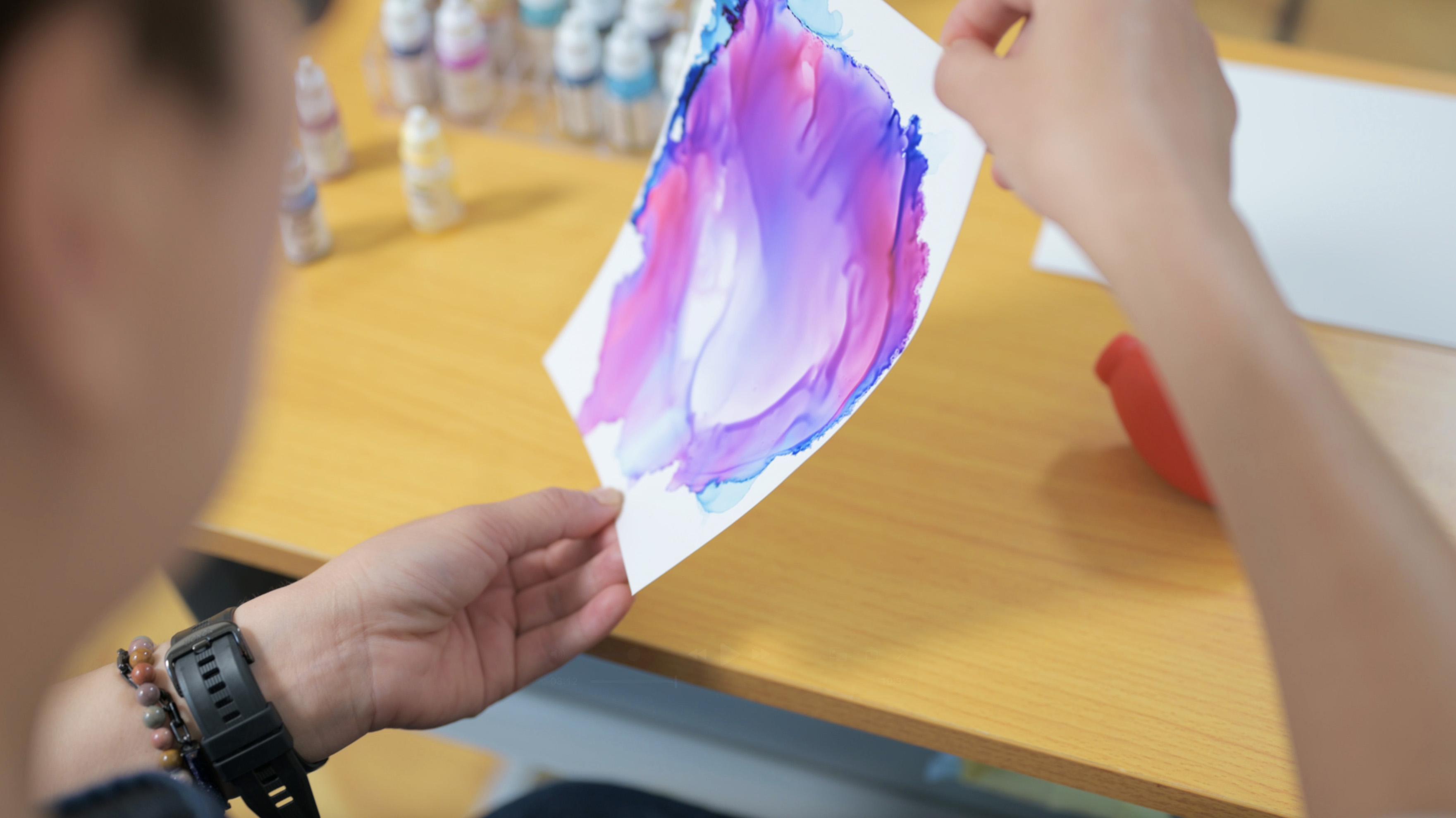 酒精墨水畫及遊戲治療助SEN學生及家人緩解壓力,重拾勇氣面對不友善對待