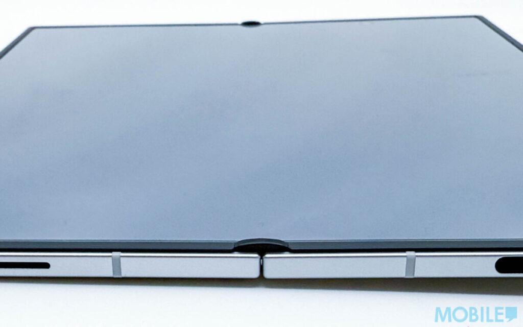 據 SAMSUNG 技術團隊透露,本次突破關鍵在於借鑑防彈玻璃原理開發的「抗衝擊增強結構」。該技術主要從兩方面進行革新:首先將最外層超薄柔性玻璃(UTG)厚度增加 50%,同時採用回彈力提升 4 倍的高彈性特殊粘合劑。這些改進使面板整體抗衝擊能力獲得顯著提升。