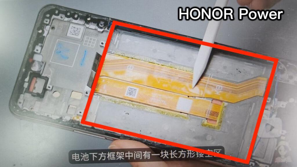從圖片中紅圈高亮部份可看到,HONOR Power 電池佔位為機身整體三分之二以上,相對 HONOR Magic6 則只佔一半左右,清楚看到兩機內部結構分別。