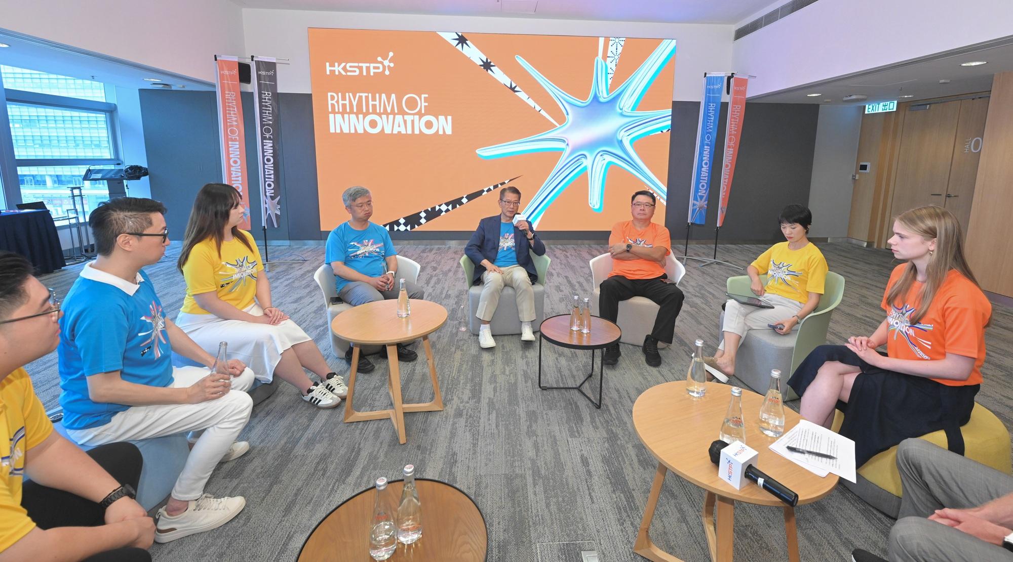 陳茂波在科學園跟一班實習生和初創代表見面。