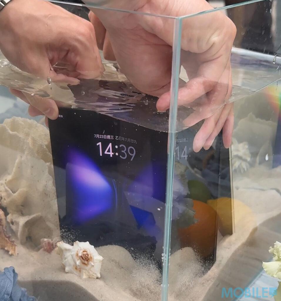 港版vivo X Fold5(16+512)提供炫灰及羽白色款選擇,建議售價$11,998港元。
