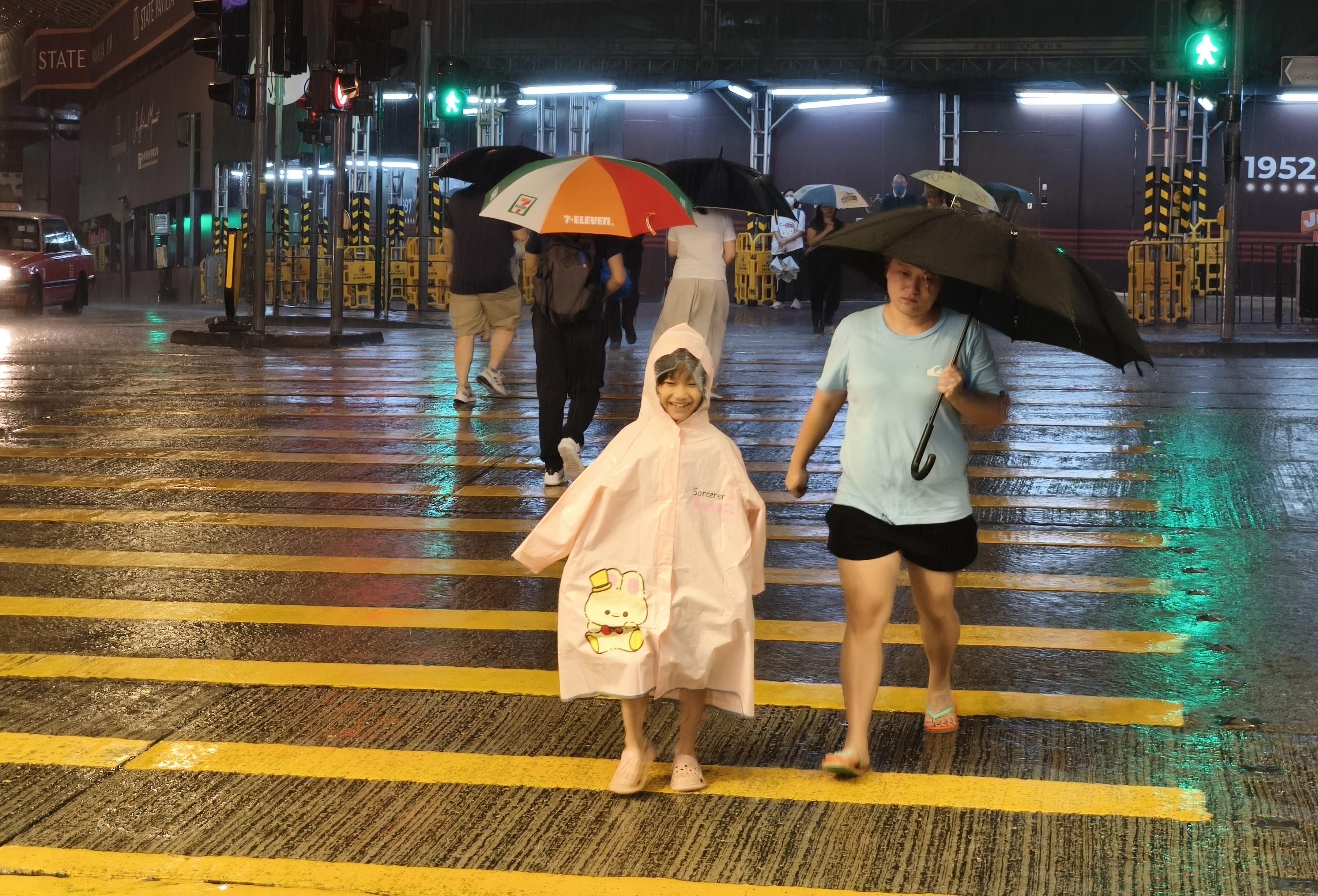 7月25日晚,香港市區突下暴雨。(中通社)