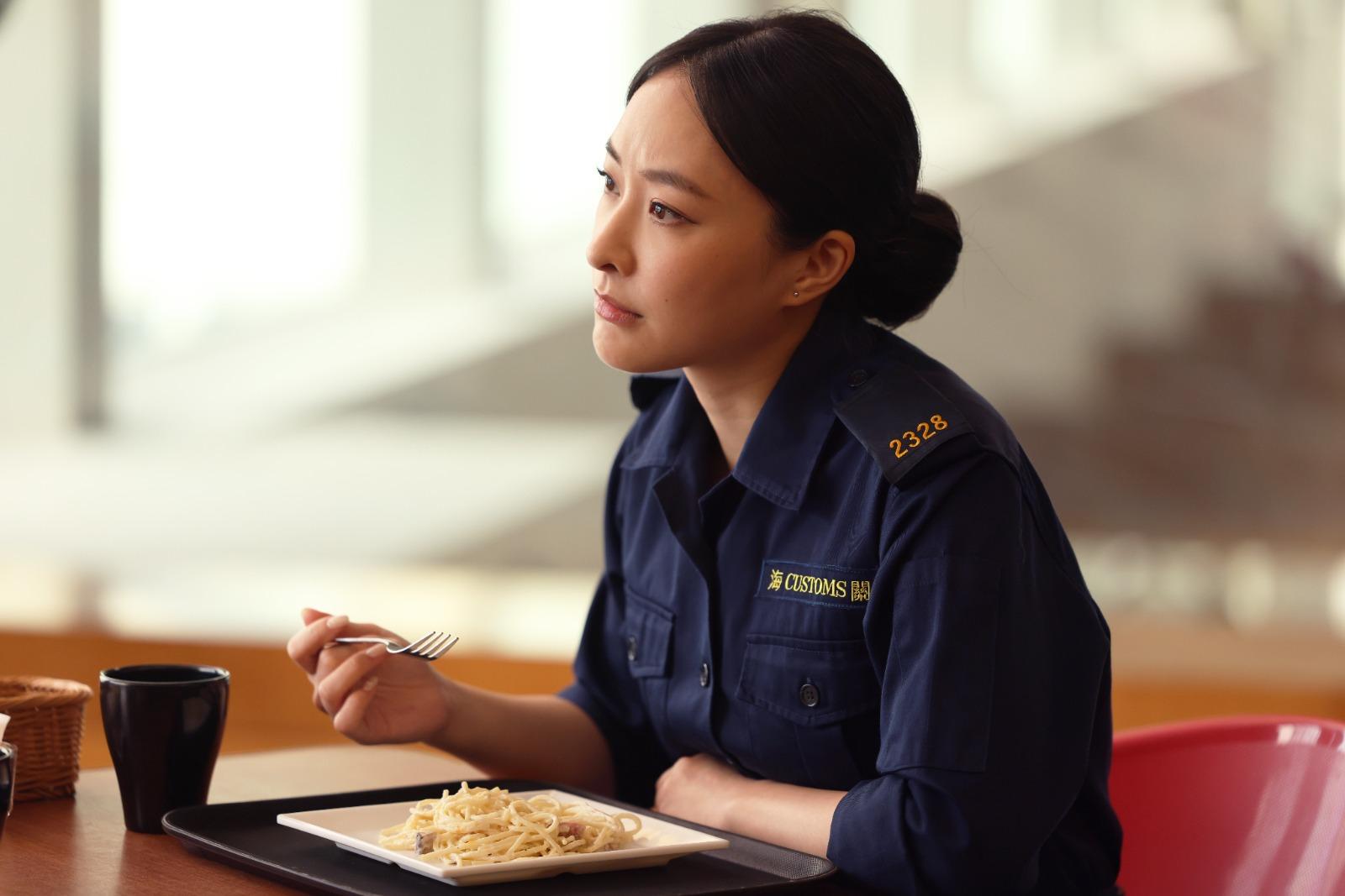 陳瀅海關look另有一番風味。