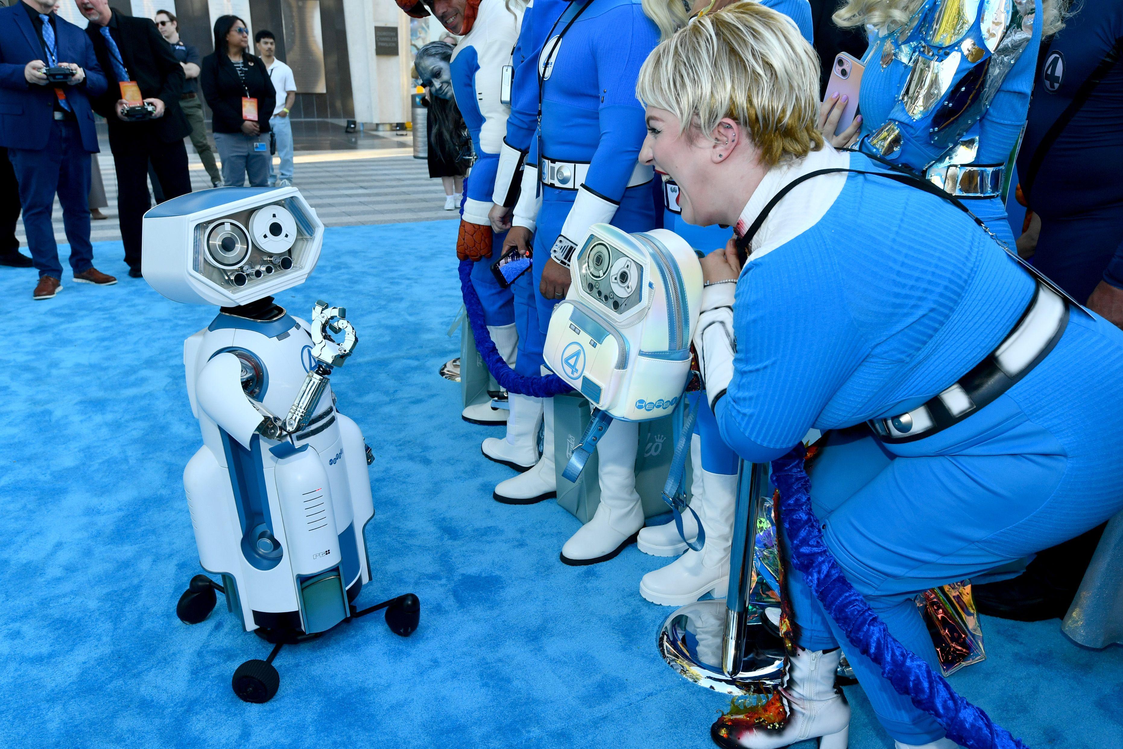 可愛機械人H.E.R.B.I.E.獨自行藍地毯,成功搶鏡。