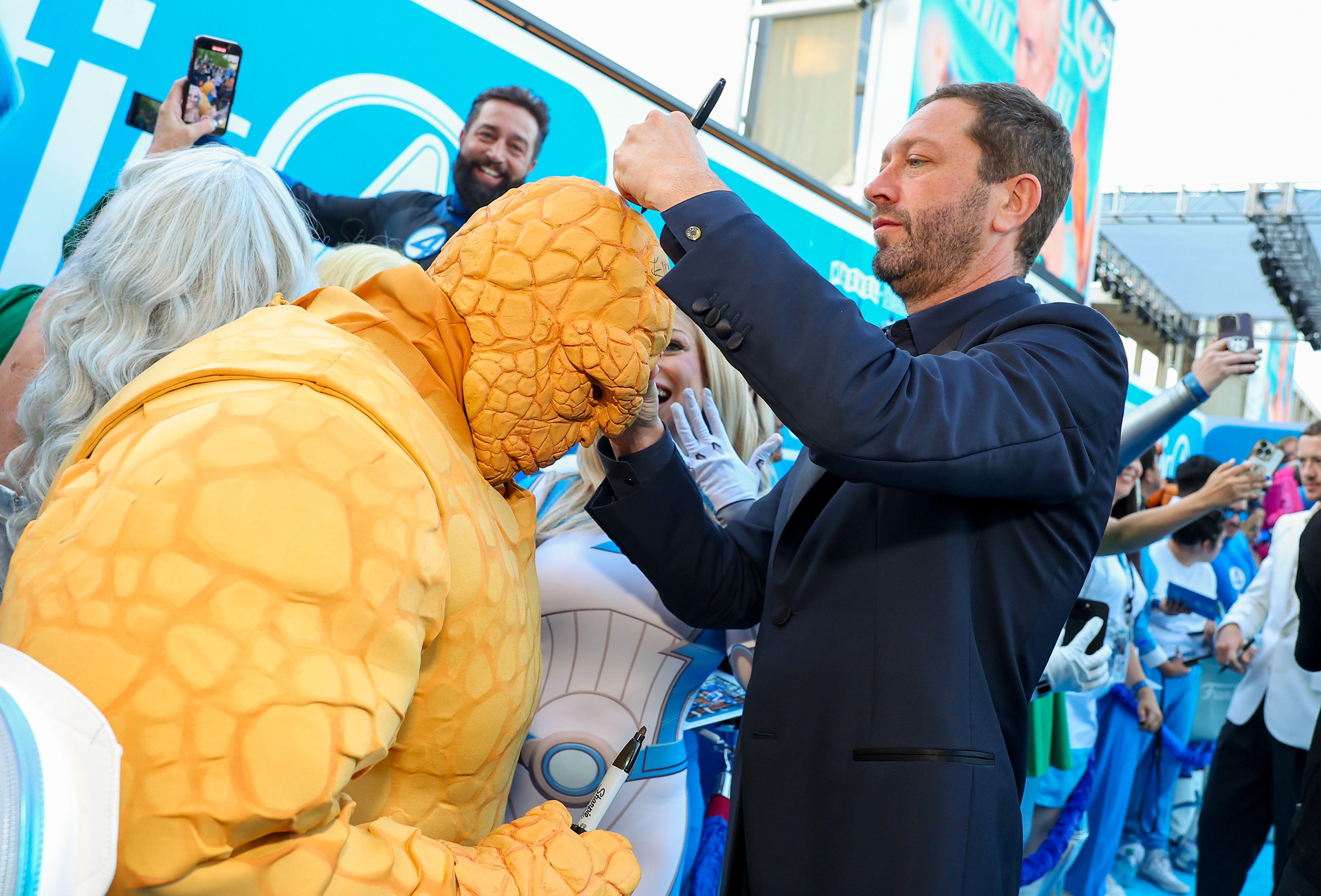 逾百影迷cosplay殺到《神奇4俠:英雄第一步》世界首映禮。