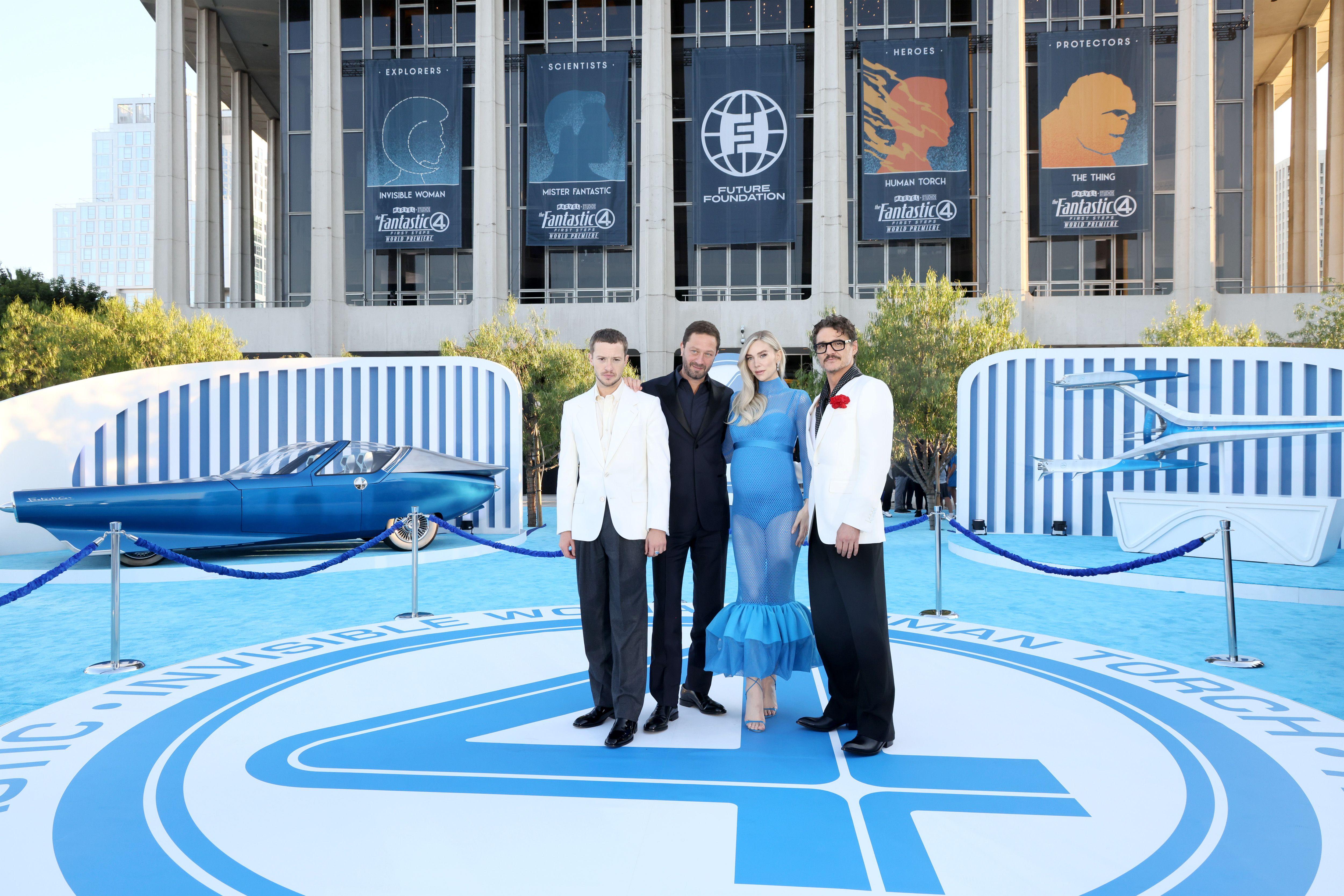 佩德羅帕斯卡、雲妮莎卻比、祖瑟昆恩、艾邦摩斯巴拉赫四主角合體出席世界首映。