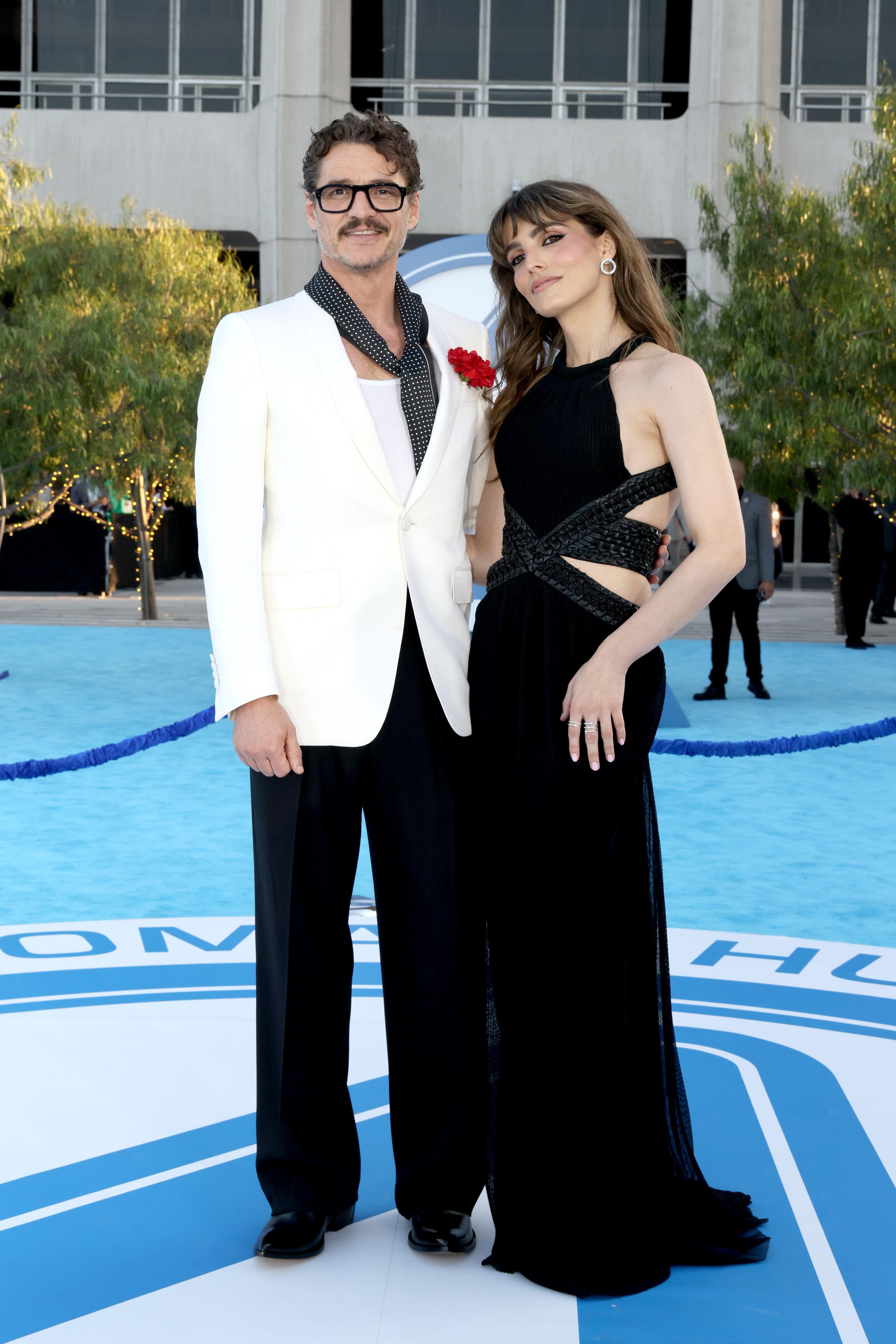 佩德羅帕斯卡的跨性別妹妹Lux Pascal一同行藍地毯。