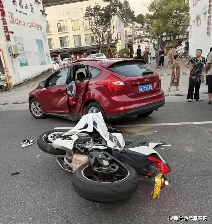 田徑運動員虞錦電單車在車禍後變型。