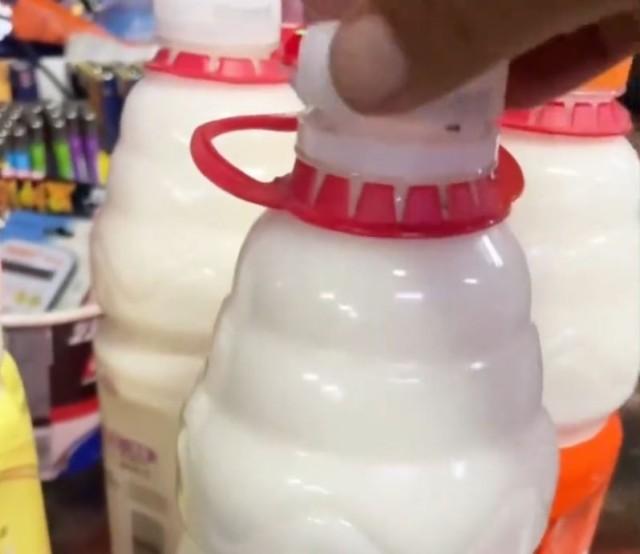 有雲南市民在超市購買娃哈哈的「營養快線」飲品,開蓋後驚現活蛆蟲。(網片截圖)