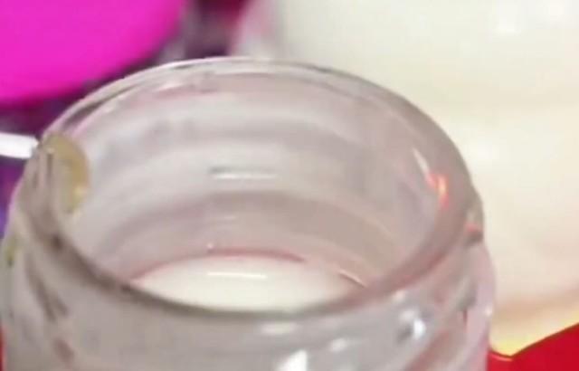 有雲南市民在超市購買娃哈哈的「營養快線」飲品,開蓋後驚現活蛆蟲。(網片截圖)