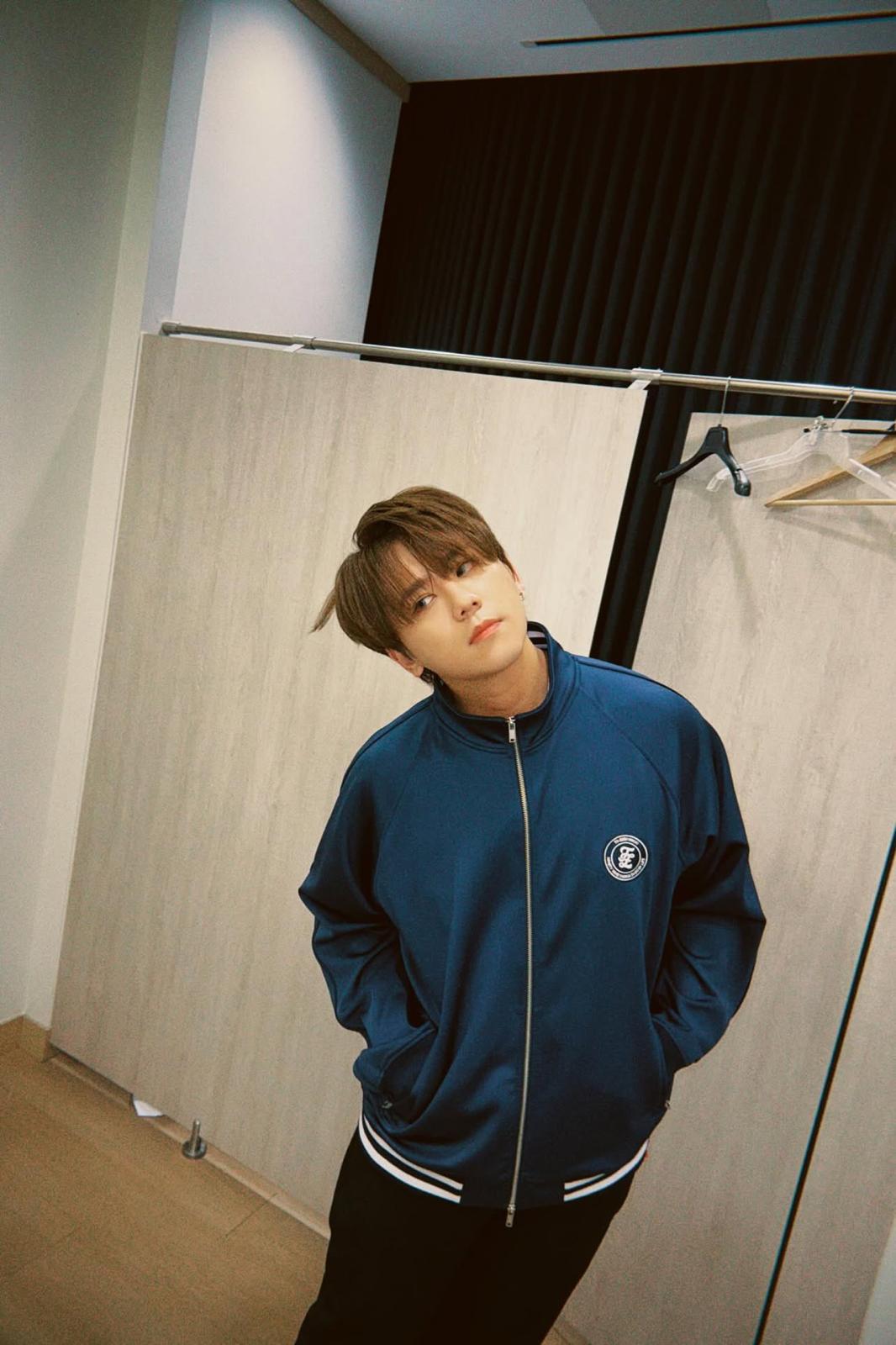 姜濤宣布閉關半個月,連環po風騷靚相。