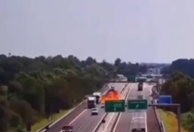 意大利飛機墜落車來車往公路爆炸 。(互聯網)