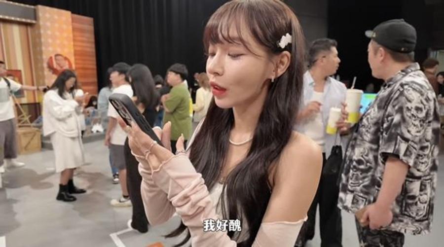 之後再用手機望望自己個樣:「我好醜。」