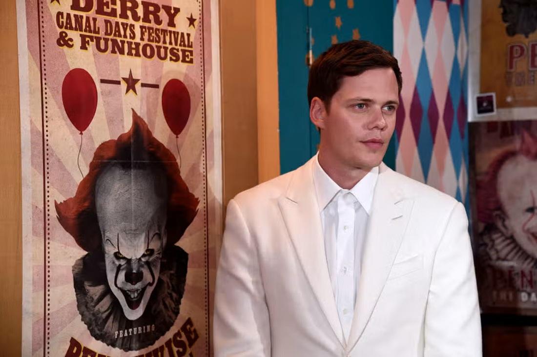 影集的小丑繼續由標史加斯葛飾演。