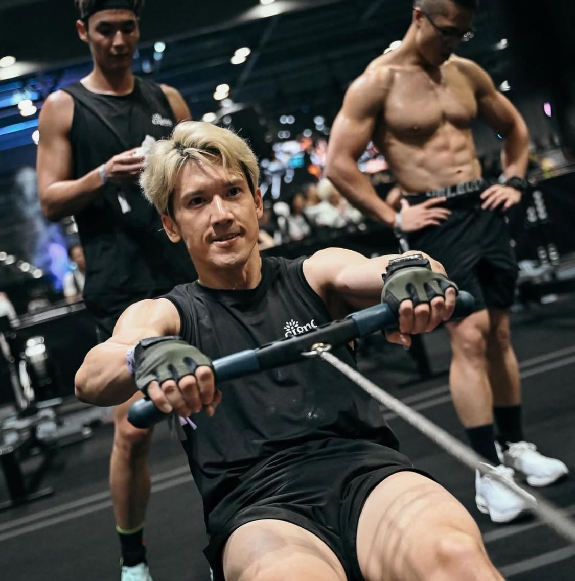 Kenny睇落好用力,其實仲有大把氣力。