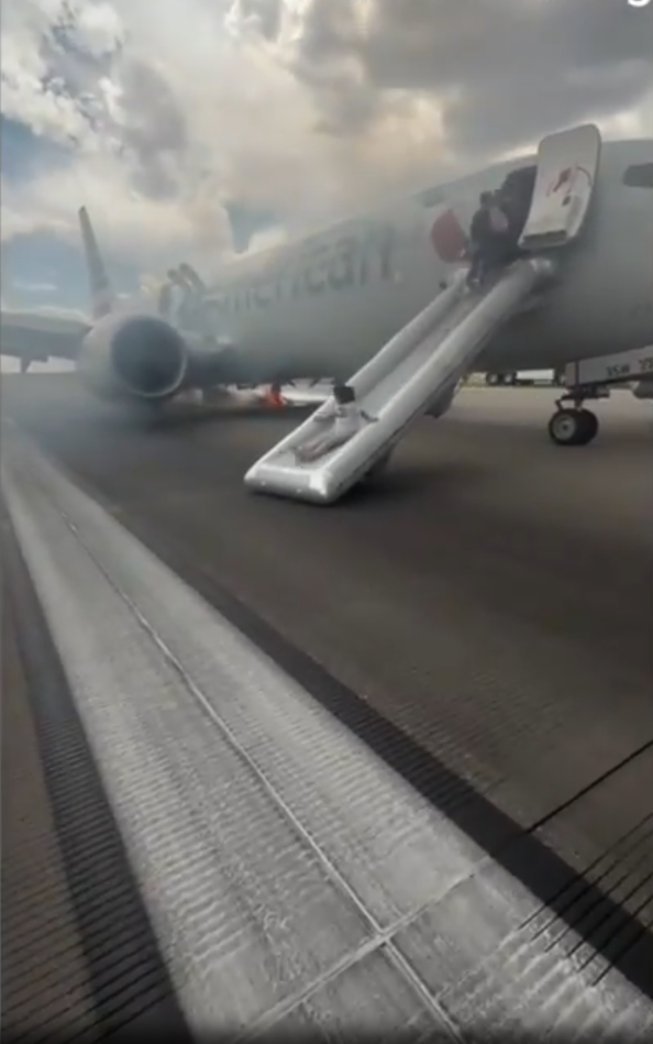 美國航空波音客機跑道冒煙起火 173乘客驚險逃生(有片)