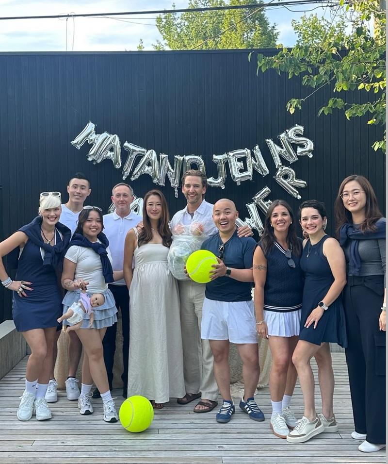 Baby Shower派對邀請好友參加。