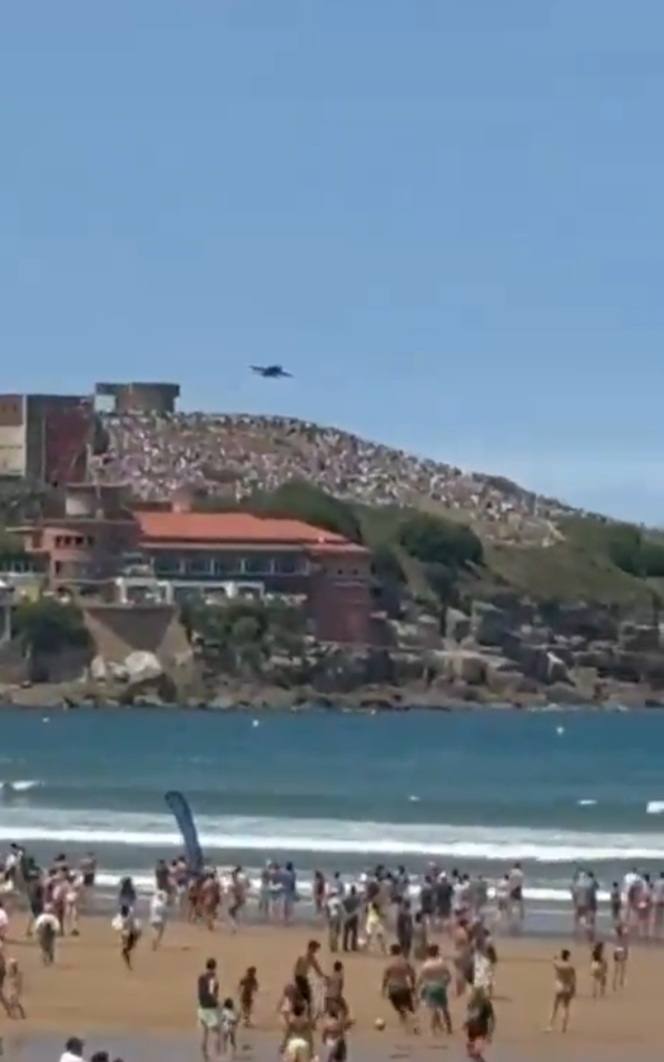 西班牙戰機噴煙俯衝擠滿人海灘 民眾:嚇死人(有片)