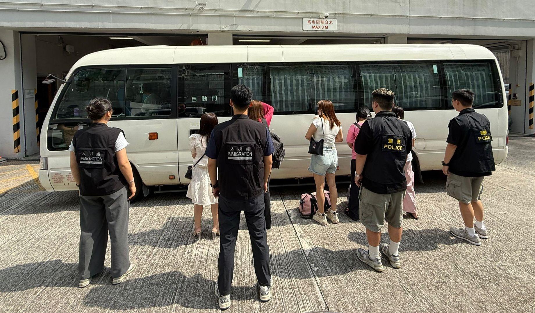 警聯入境處荃灣掃黃,9名內地女被捕。(警方圖片)