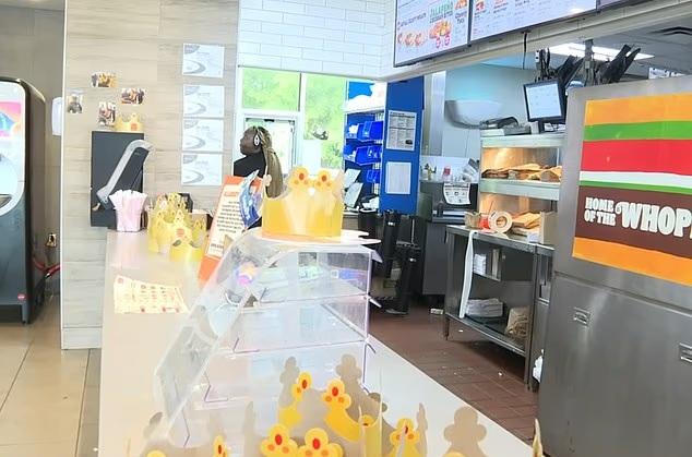 快餐店「漢堡王」走剩單親母員工一腳踢 做足12小時震驚網民