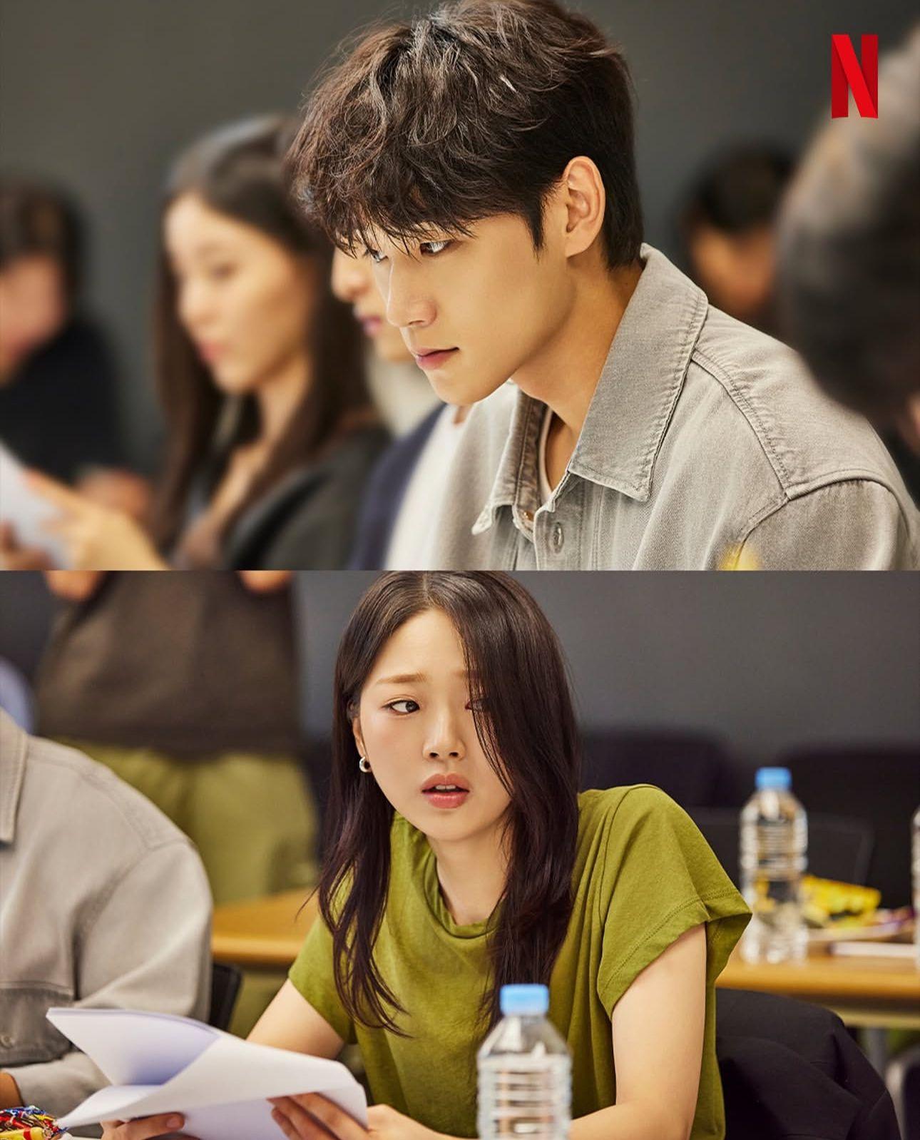 李敏宰、金施恩一同閱讀劇本。