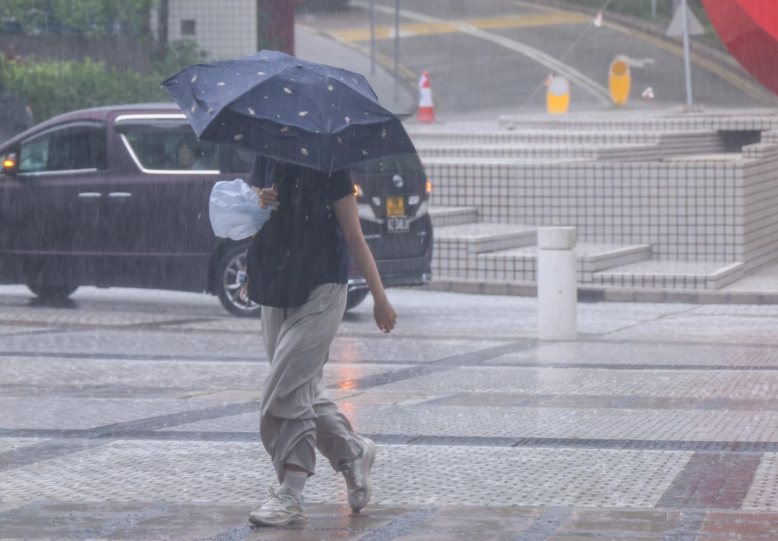 天文台發出今年首個黑色暴雨警告信號。(中通社)