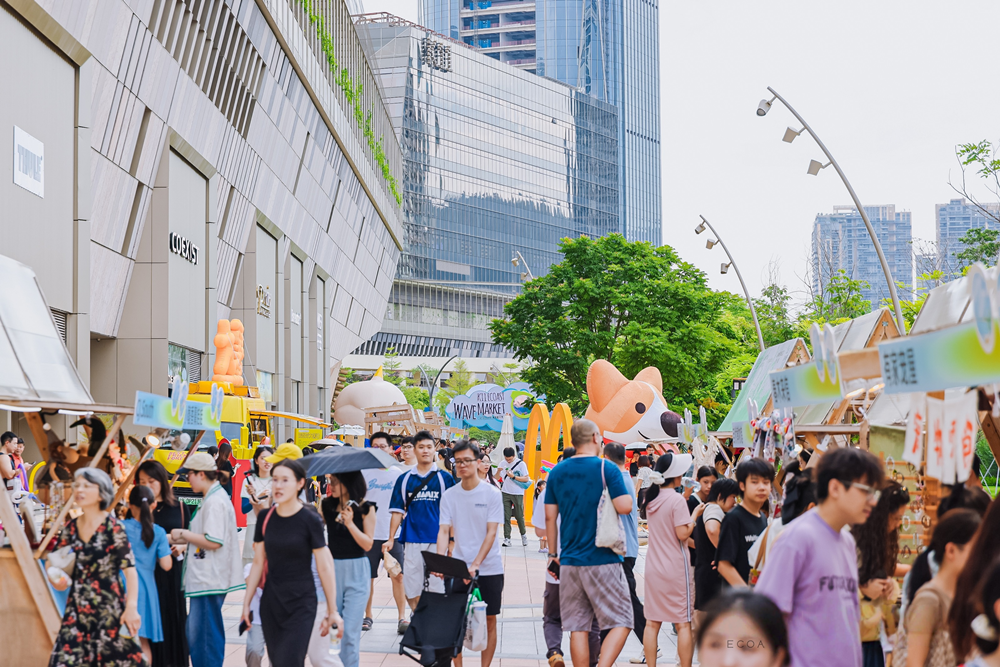 大灣區全新海濱購物地標K11 ECOAST在暑假舉行「海浪市集」,持續吸引人流到訪。(新世界提供)