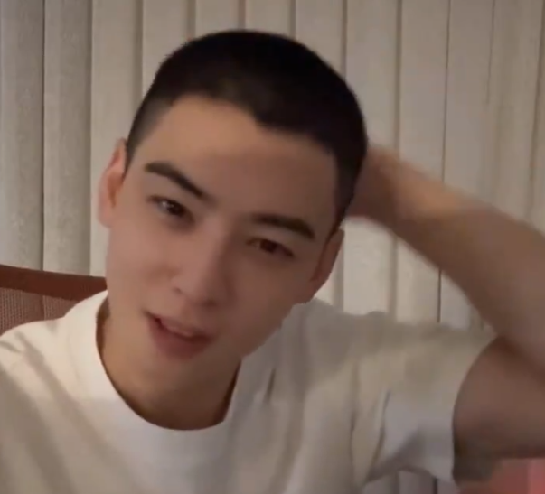 車銀優入伍前於YouTube開直播,公開吋頭造型。