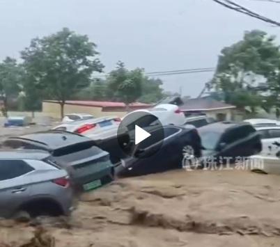北京暴雨不斷,部分住宅小區成河流,有私家車被冲走。(網片截圖)