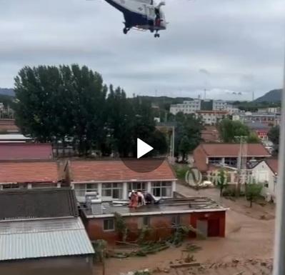 有直升機到場救援有需要市民。(網片截圖)