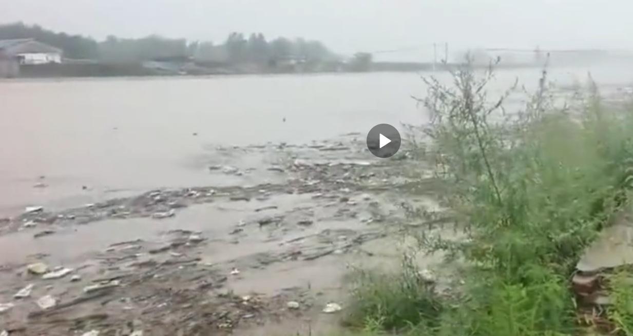 北京暴雨不斷,部分住宅小區成河流。(網片截圖)